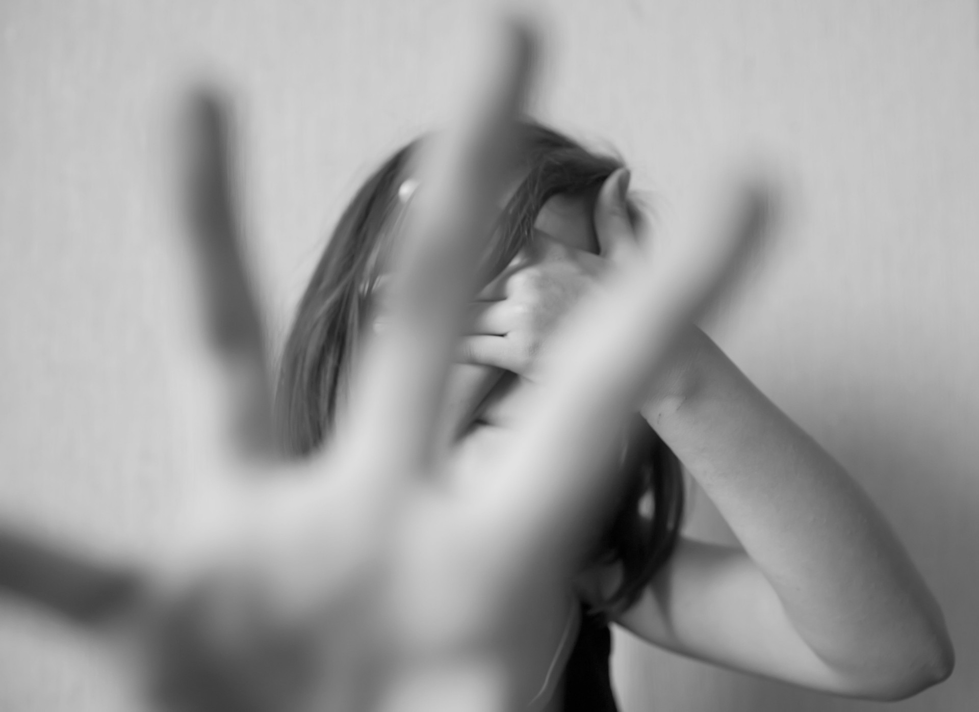 The little girl defends herself with her own hands